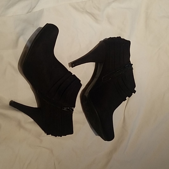Black suede ankle boots with a 3.5 inch heel - Picture 2 of 5
